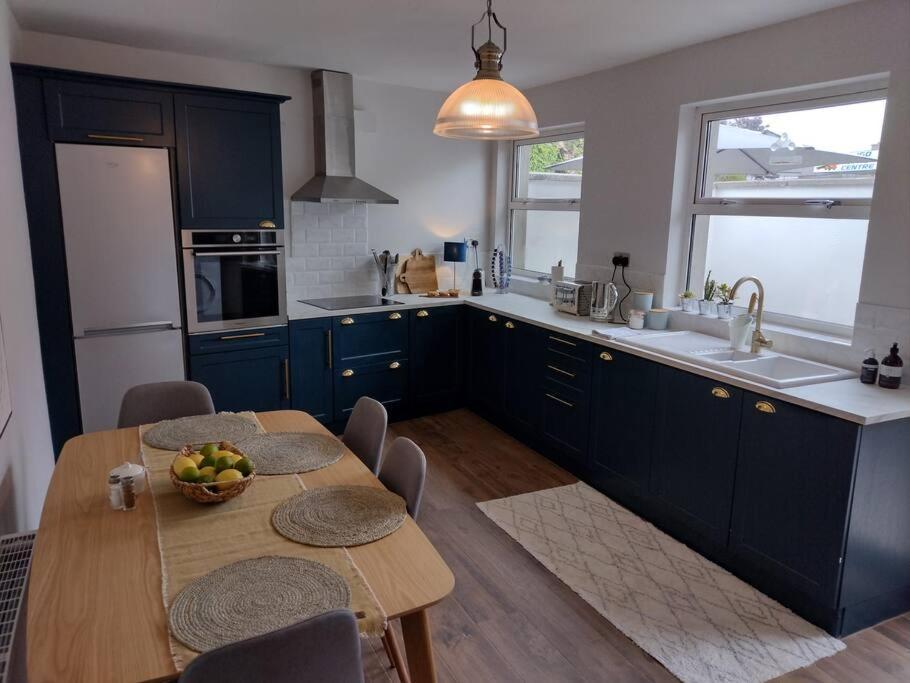 White Birds Townhouse In Sligo Town Center Apartment Bagian luar foto